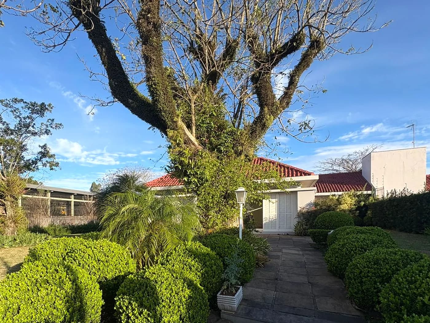 Jardim da unidade Estância Velha com caminho de acesso e vegetação